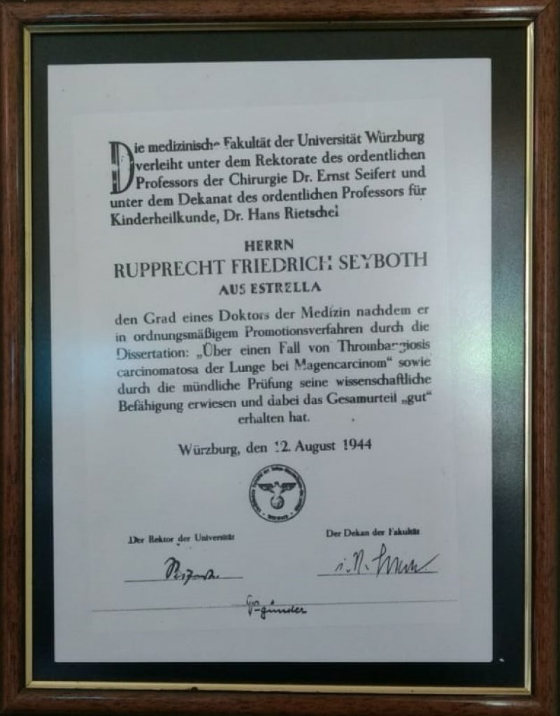 || Título de doutoramento do médico Dr. Friedrich Rupprecht Seyboth pela Universidade Würzburg, Alemanha, em agosto de 1944. 
Imagem: Acervo Pedro Seyboth - Crédito: Tioni de Oliveira - FOTO 2 -