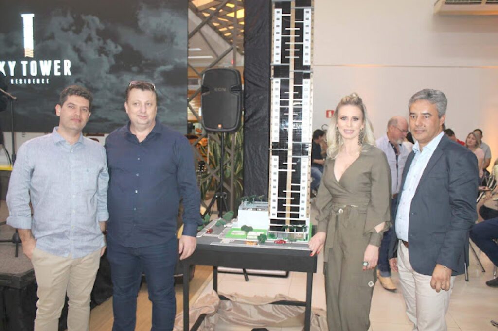 || Gestores da construção do edifício "Sky Tower Residence", na cidade de Toledo, lançado em começo de agosto de 2019. 
Da esquerda à direita: Mario Lopes Neto, Claudinei Schneider, Graziele Godoi e Eliton Veloso junto à maquete do edifício.
Imagem: Acervo Viver Toledo - FOTO 17 -