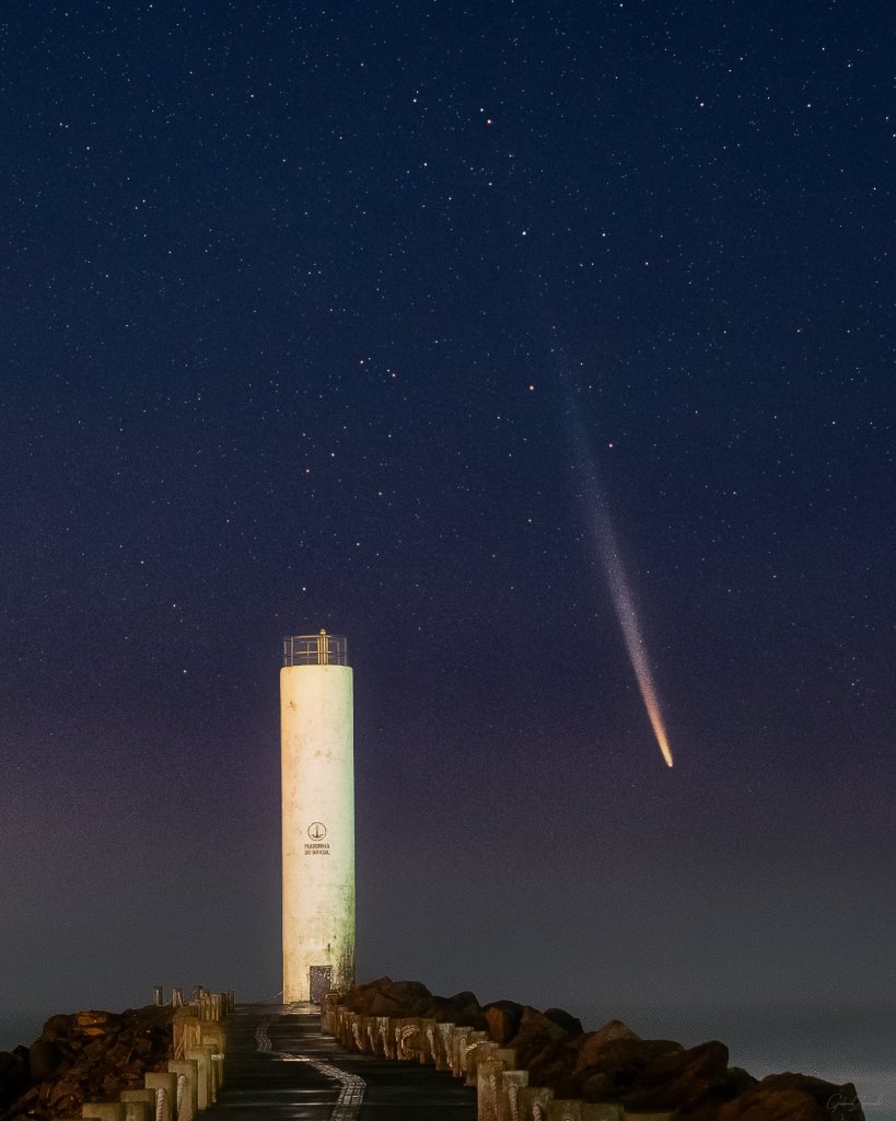 || Cometa C/2023 A3 Tsuchinshan Atlas, fotografado desde o farol de Torres (RS), na madrugada de 28 de setembro de 2024.
Imagem: Acervo e crédito do fotógrafo gaúcho Gabriel Zaparolli  / Facebook - FOTO 24 -. 
O corpo celestial foi visível no Brasil no mês de setembro com uso de binóculos e telescópios.