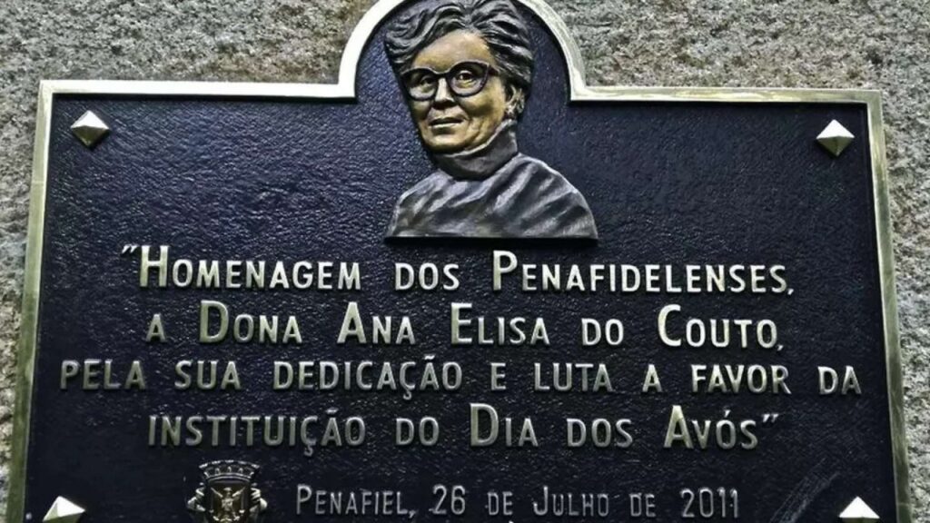 || Placa em homenagem à Ana Elisa do Couto (D. Aninhas) em Penafiel, sua cidade natal. 
Imagem: Acervo O Povo - FOTO 15 -