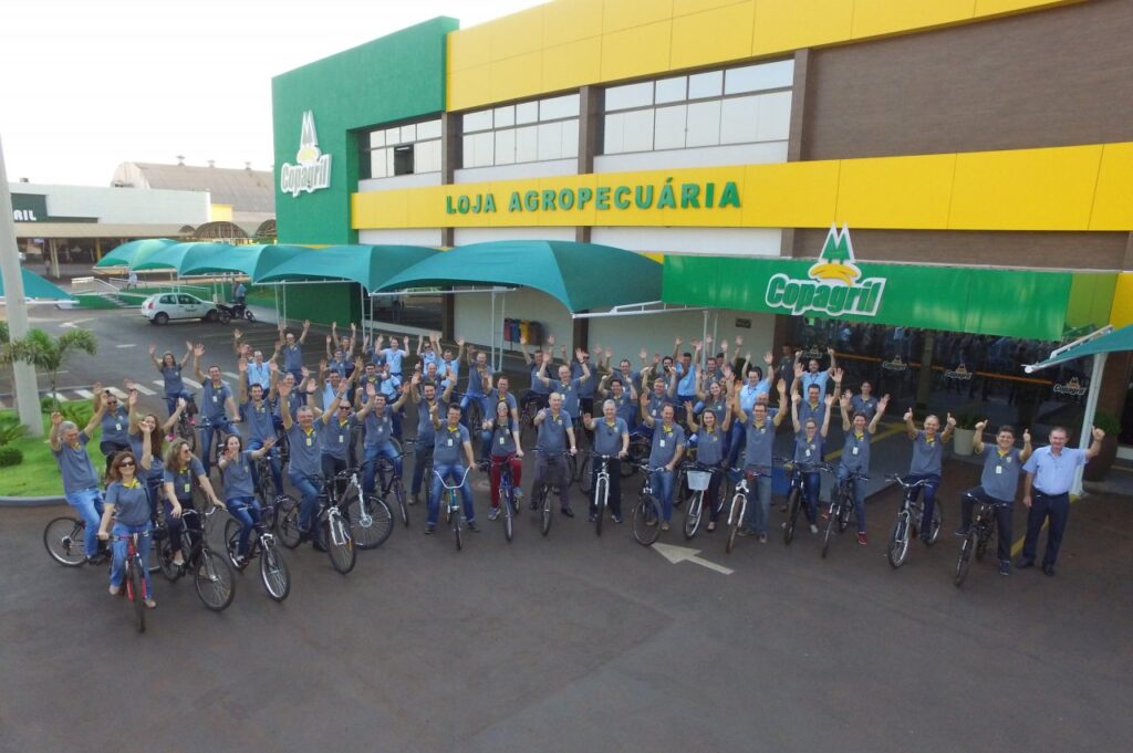|| Concentração de ciclistas, cedo,  em frente à Loja Agropecuária Copagril, na sede central da cooperativa, para registro fotográfico, em setembro de  2017.
Imagem: Acervo Imprensa Copagril - Crédito: Carina Walker Ribeiro - FOTO 10 -