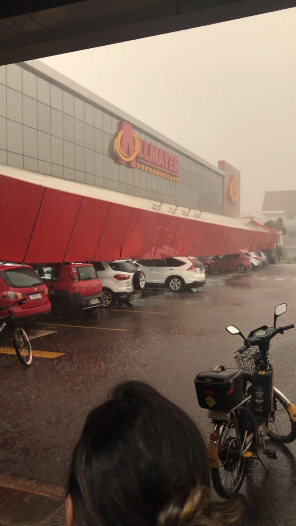 || Cobertura do estacionamento do Supermercado Allmayer, do Bairro Jardim Líder, em Marechal Cândido Rondon (PR), danificado pelo temporal de 04 de setembro de 2023.
Imagem: Acervo Mídias Sociais - FOTO 32 -