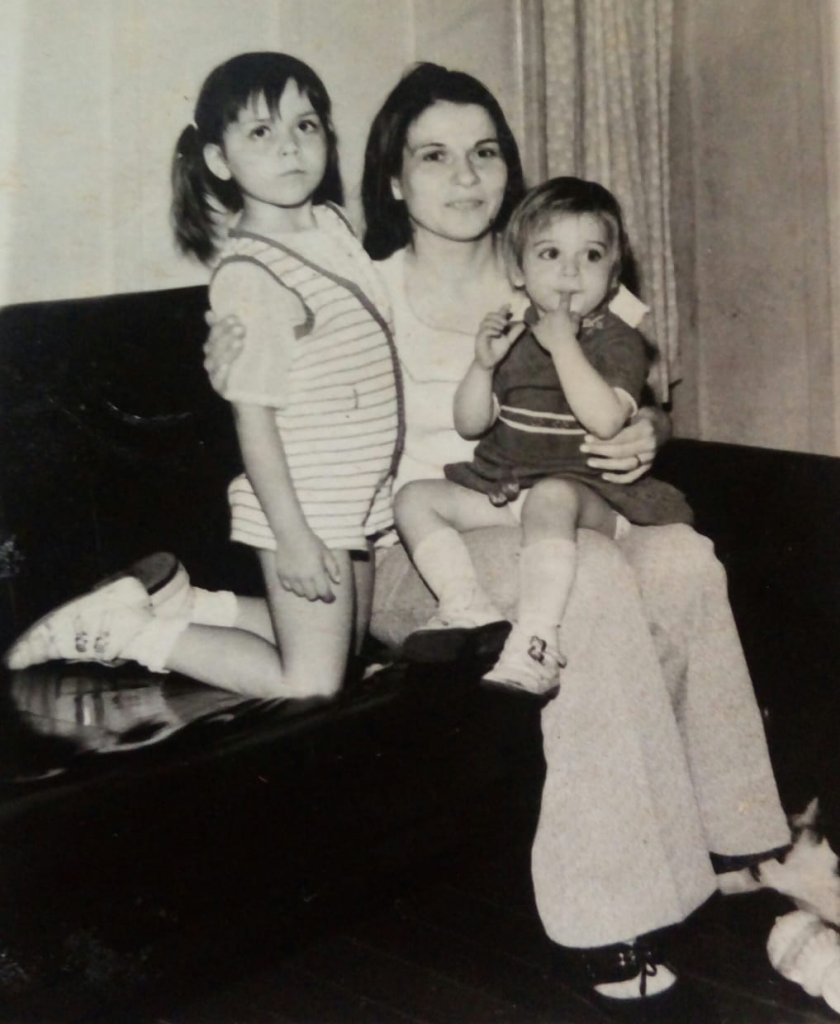 || Pioneira Ermella Kehl com as filhas Grace e Graciela, ela falecida em setembro de 2011.
Imagem: Acervo Graciela Marques Gonsalves - FOTO  13 -