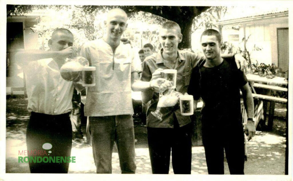 Festa dos calouros rondonenses aprovados em vestibular, em Curitiba.
Da esquerda a direita: 1º - Elio Winter, 2º - Vitor Hugo Borgmann, 3º - João Pedro Hofmeister, e 4º - Walmor Sérgio Nied. 
Imagem: Acervo Família Nied