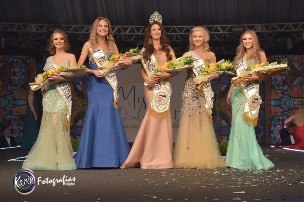 || Vencedoras do concurso de beleza Quatro Pontes 2018: da esquerda à direita: Ângela Betina Remonti, Miss Simpatia; 1ª Princesa, Gabriela Milena Dorner Gartner;   Miss Quatro Pontes, Stéfani Francener Lippert;   2ª Princesa, Ana Paula Kunzler; e Miss Fotogenia, Cristiane Maria Wenzel Haas. 
Imagem: Imprensa PM-Quatro Pontes - Crédito: Karin Fotografias Digital