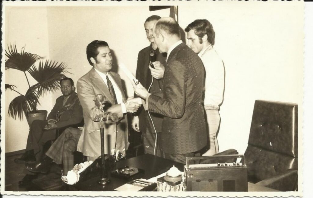 || Nilton Alberto de Castro Arruda (esquerda) recebendo o título de cidadão honorário de Marechal Cândido Rondon, do presidente da Câmara Municipal, vereador Eldor Egon Lamb, em julho de 1974.
Na fotografia ainda, professor Ido Heep e Harto Viteck (à direita), este então secretário do Legislativo rondonense. 
Imagem: Acervo Valdir Sackser - FOTO 23 -
