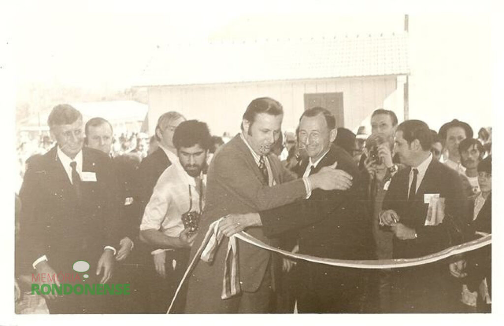 Abertura da fita de lançamento da pedra fundamental de instalação do SAAE – Marechal Cândido Rondon. 
À esquerda, o Prefeito em exercício Dealmo Selmiro Poersch, atrás dele,o vereador Harri Pydd; e mais o sr. Arlindo Alberto Lamb, primeiro diretor da autarquia, segurando a fita. 
Imagem: Acervo SAAE-MCR