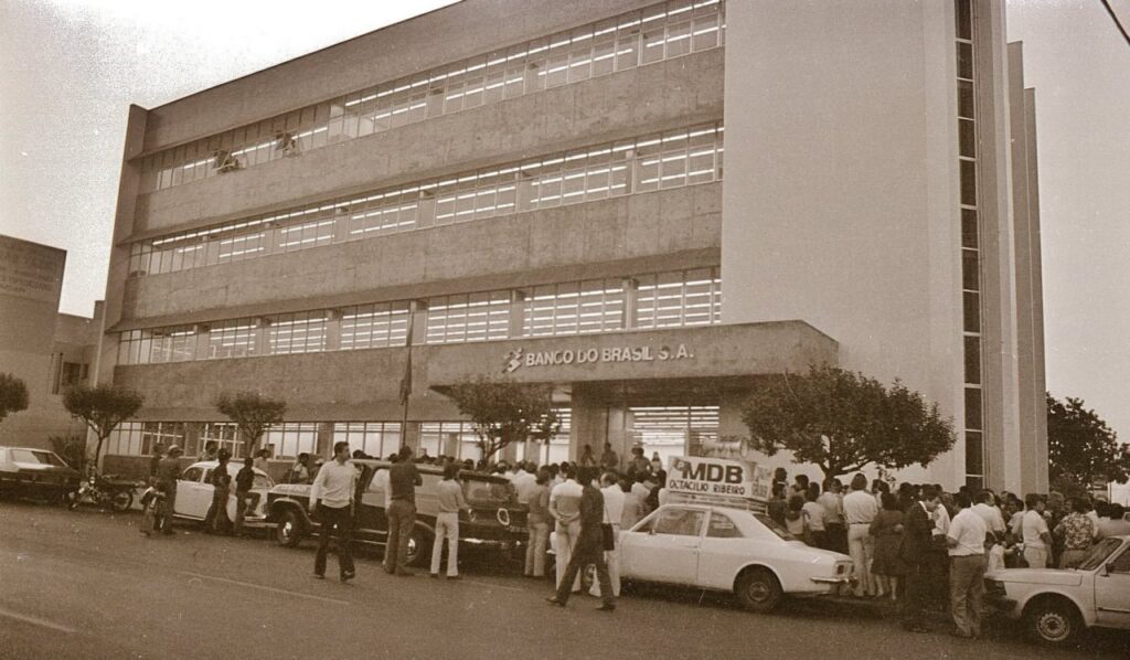 || Agência do Banco do Brasil, na cidade de Cascavel (PR), inaugurado em setembro de 1982.
Imagem: Acervo Cascavel Histórica - FOTO 3 -