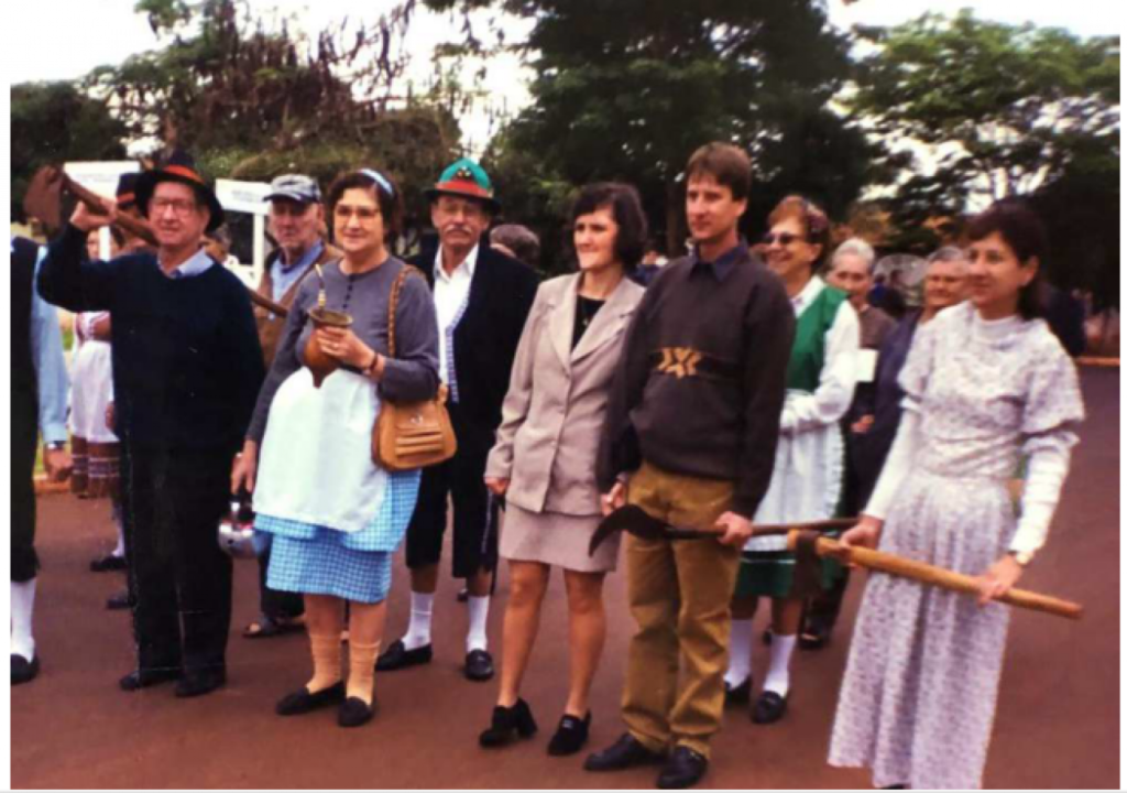 || Casal pioneiro Norma e Ervino Hendges (e) durante um desfile de pioneiros no atual município de Entre Rios do Oeste.
Imagem: Acervo Tribuna do Oeste - FOTO 11 -