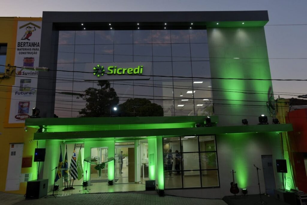 || Fachada externa da agência da Sicredi Aliança Pr/SP na cidade de Igarapava (SP), inaugurada em agosto de 2022.
Imagem: Acervo da  Cooperativa de Crédito - FOTO 24 -