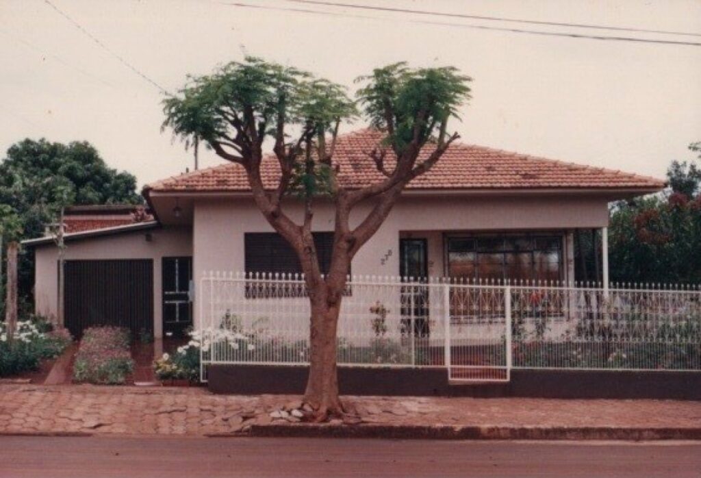 || Residência em alvenaria do casal Loyre e Dorival Meinde, construída na década de 1990.
Imagem: Acervo pessoal da rondonense - FOTO 21 -