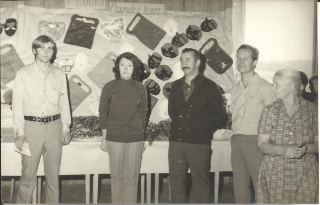|| Registro da 3ª Exposição dos Clubes 4-S, junto ao Colégio Rui Barbosa (?), em julho de 1972.
Da esquerda à direita: técnico agrícola Pedro Martins Kokuszka, extensionista local da então Acarpa; Maria Roza Brasil, extensionista local da então Acarpa;  Levi Martins Gomes, presidente local da Comissão dos Festejos do Sesquicentenário da Independência; professor Carlos Vanzin, diretor de Educação e Cultura de Marechal Cândido Rondon; e senhora ao lado não identificada. 
Esta fotografia também pode ser da exposição 4-S na então vila de Flor da Serra, atualmente no município de Quatro Pontes. 
Imagem: Acervo Valdir Sackser - FOTO 18 -