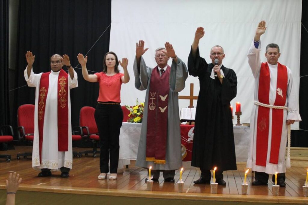 || Celebrantes do culto ecumênico de gratidão pelos 25 anos do município de Mercedes, em setembro de   Da esquerda para a direita: padre Félix Coban, da Paróquia Nossa Senhora Aparecida local; pastor Estefania Porath, da MEUC; pastor Bruno Giese, da Comunidade Eavngélica Congregacional; pastor Ademar Giese, da Comunidade Evangélica de Confissão Luterana no Brasil; e pastor Daltro Regauer, da Congregação Filadélfia. 
Imagem: Acervo Marechal News - FOT0 6 -