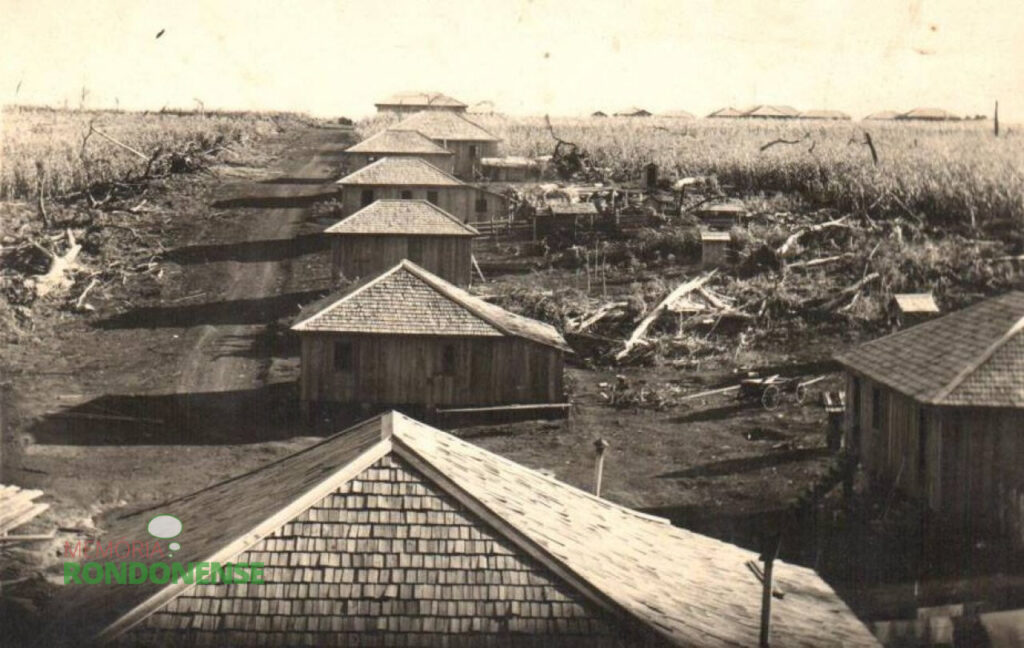 Primeiras moradias na então General Rondon , no começo da década de 1950. 
Moradias provavelmente edificadas pelo pioneiro Ervino Finger, um dos primeiros carpinteiros a trabalhar na então General Rondon. 
Sem a certeza, mas tudo indica que é a Avenida Rio Grande do Sul, sentido oeste-este, da Metalúrgica Reschke para o centro. Alguém pode confirmar isso? 
Imagem: Acervo Cleci Kleemann e Clarice Dahmer