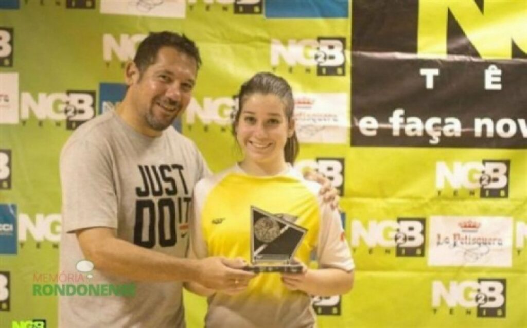 || Professor Marcelo Goes com a sua filha Maria que ganhou a final da 1ª classe feminina "A", no Campeonato Estadual de Classes de Tênis 2015, em Foz do Iguaçu, em agosto de 2015.
Imagem: Acervo O Presente – FOTO 26 –