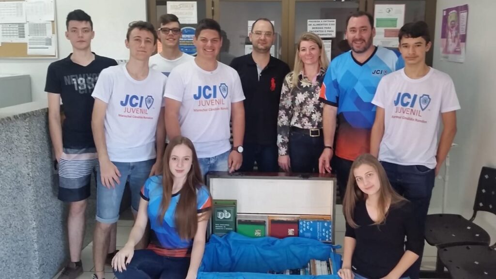 || Momento da entrega do "Baú de Livros" ao Hospital Municipal Dr. Cruzatti, de Marechal Cândido Rondon, em setembro de  
Da esquerda à direita: Gabriel Kochen, João Vitor Hickmann, Marcos Kasburg Júnior, Gustavo Andrzejweski, Rogério Luiz Thomé, Marciane Specht, João Carlos Klein e Guilherme Weber. Sentadas: Májori Regina Klein e Luana Thomas.
Imagem: Acervo Imprensa PM-Marechal Cândido Rondon