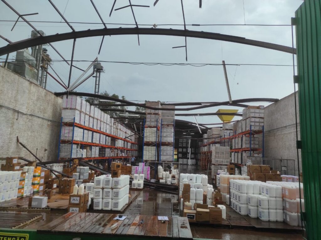 || Outra vista da cobertura danificada do depósito de defensivos agrícolas da Copagril, danificado em 04 de setembro de 2023.
Imagem: Acervo Mídias Sociais - FOTO 29 -