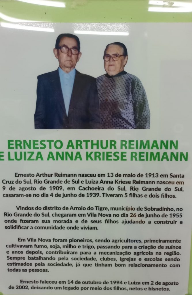 || Histórico do casal pioneiro Luiza Anna Kriese e Ernesto Arthur Reinamn afixado na Unidade de Saúde da Família, de Vila, Toledo, que designada com seus nomes.
Imagem: Acervo Projeto Memória Rondonense - FOTO 5 -