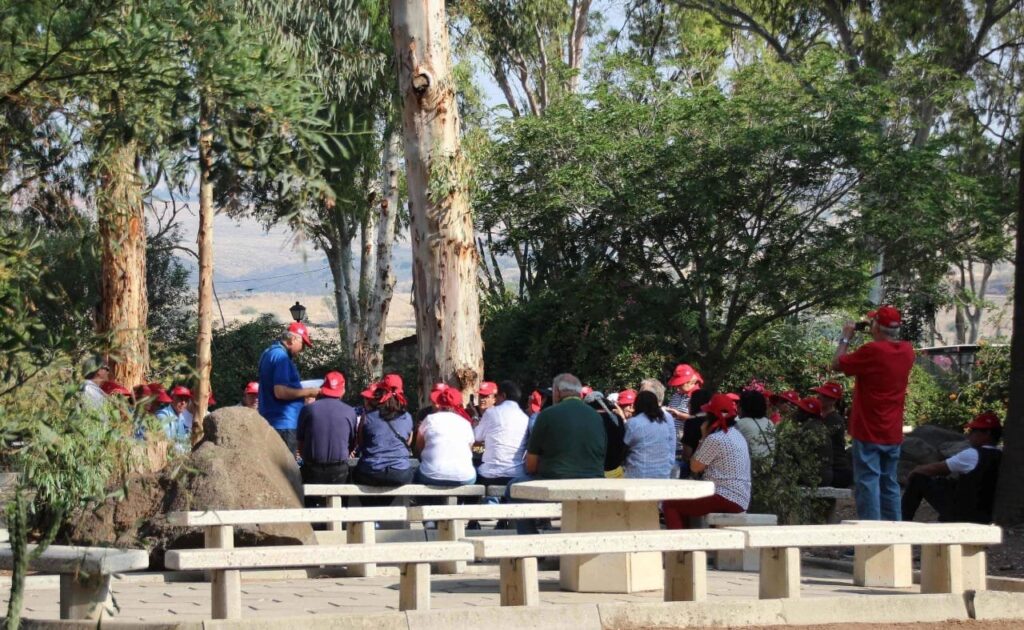 || Visitantes no jardim do Monte das Beatitudes na Galileia.
A fotografia foi agregada ao texto pelo autor.
Imagem: Acervo pessoal  - FOTO 20 -
