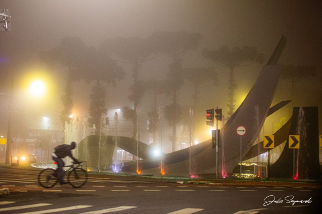 || Cidade paranaense de Cascavel, em 25 de agosto de 2025.
"Noite de neblina muito densa na cidade, com frio. A imagem é da Praça do Migrante. A máxima desta segunda foi de apenas 14ºC."
Imagem; Acervo, crédito e legenda em destaque do fotógrafo cascavelense Julio Szymanski - FOTO 20 -