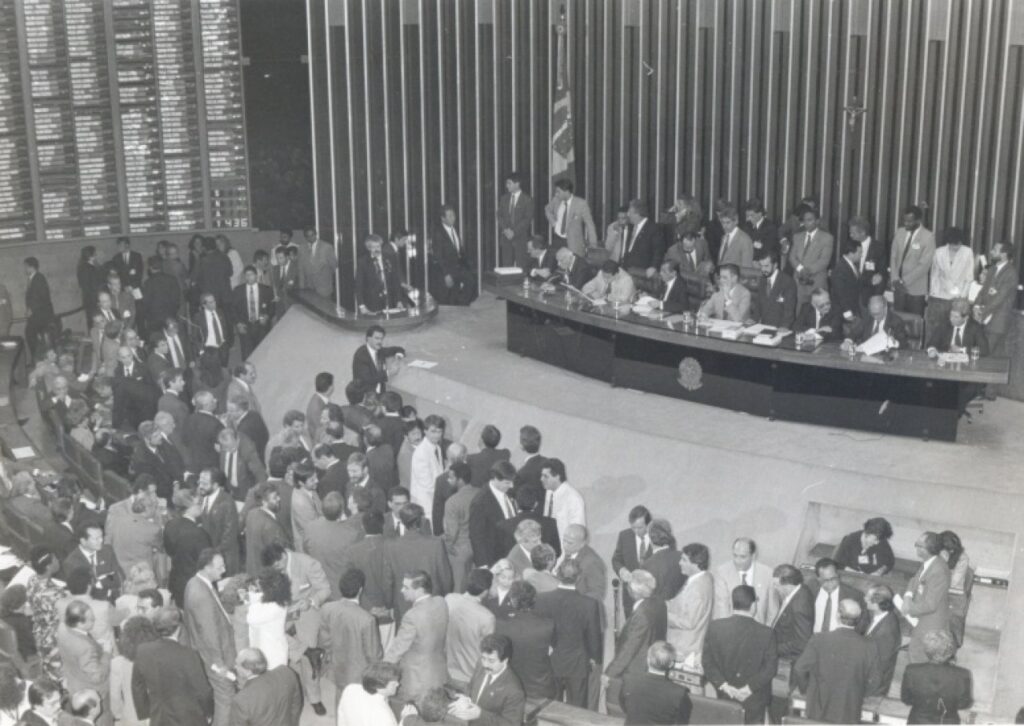 || Sessão especial de Câmara de Deputados que aprovou a abertura do processo de impedimento do então presidente Fernando Collor de Mello, em final de setembro de 1992. 
Imagem: Acervo Rádio Jovem Pan - FOTO 7 -