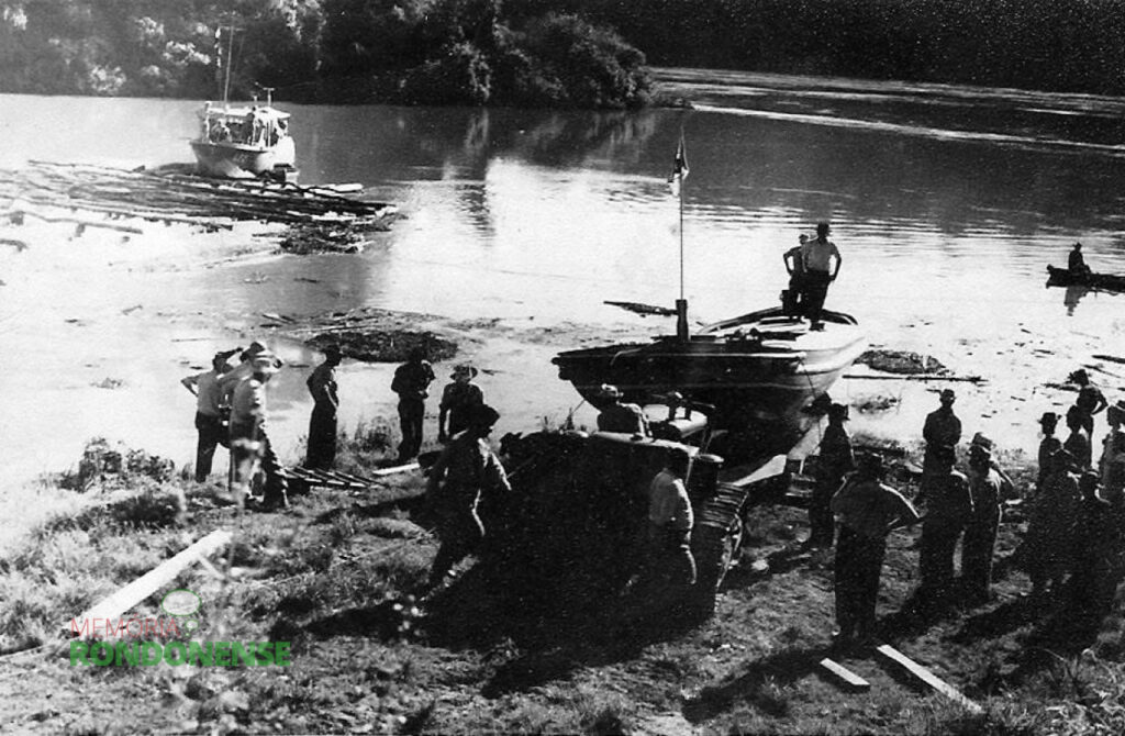 Pescadores juntos a barra do então Rio São Francisco junto ao Rio Paraná, no extinto Porto Britânia. Nota-se que o grande rio estava em tempo de cheia - represou o afluente. 
Imagem: Acervo Memória Rondonense