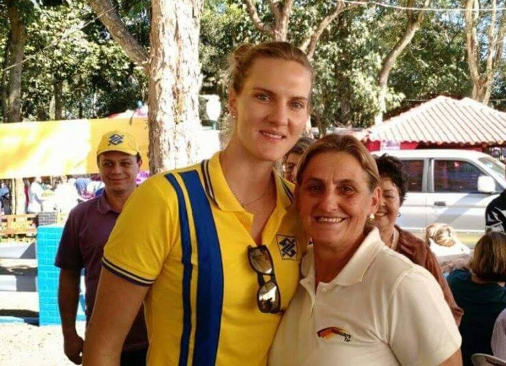 || Ponteira Marianne Steibrecher (Mari), da Seleção Brasileira de Voleibol, com a professora de educação física rondonense  Erci Witeck (d), em sua visita a Marechal Rondon, em 2015. 
Imagem: Acervo particular - FOTO 19 -