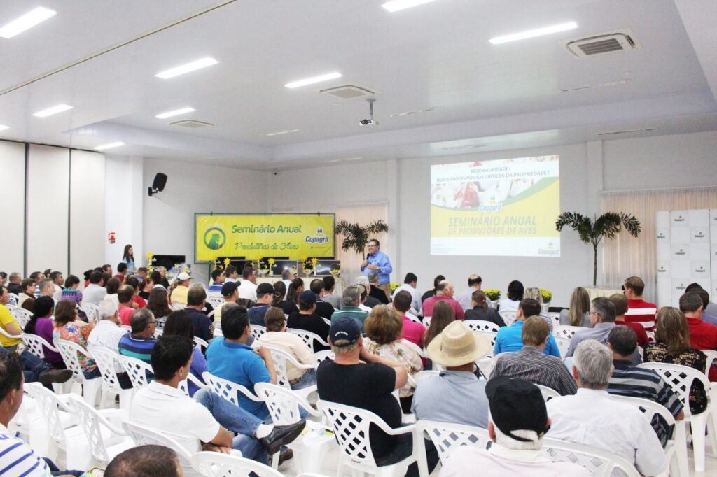 || Especialista Paulo Raffi em sua palestra no Seminário Anual de Produtores de Aves Copagril, em agosto de 2018. 
Imagem: Acervo Comunicação Copagril - Crédito; Carina Ribeiro - FOTO 20 -