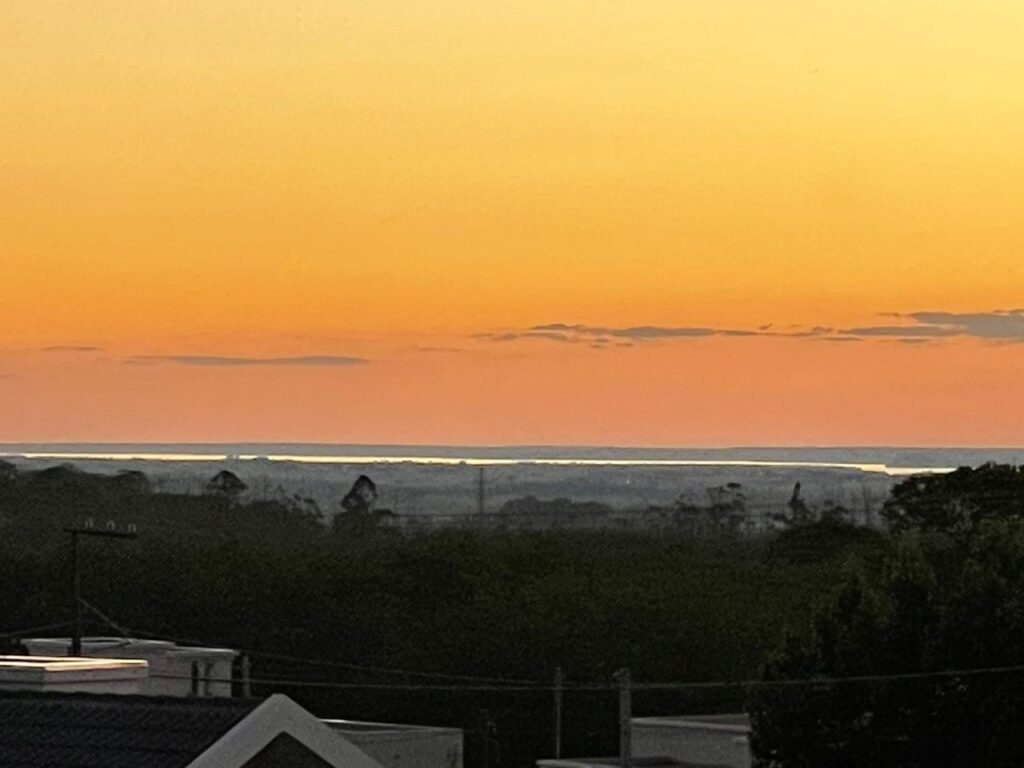 || Entardecer na cidade de Marechal Cândido Rondon com destaque para o Lago da Itaipu.
Foto feita pelo jornalista rondonense Arno Kunzler, a partir do Bairro Boa Vista, em 25 de outubro de 2021 - FOTO 21 -