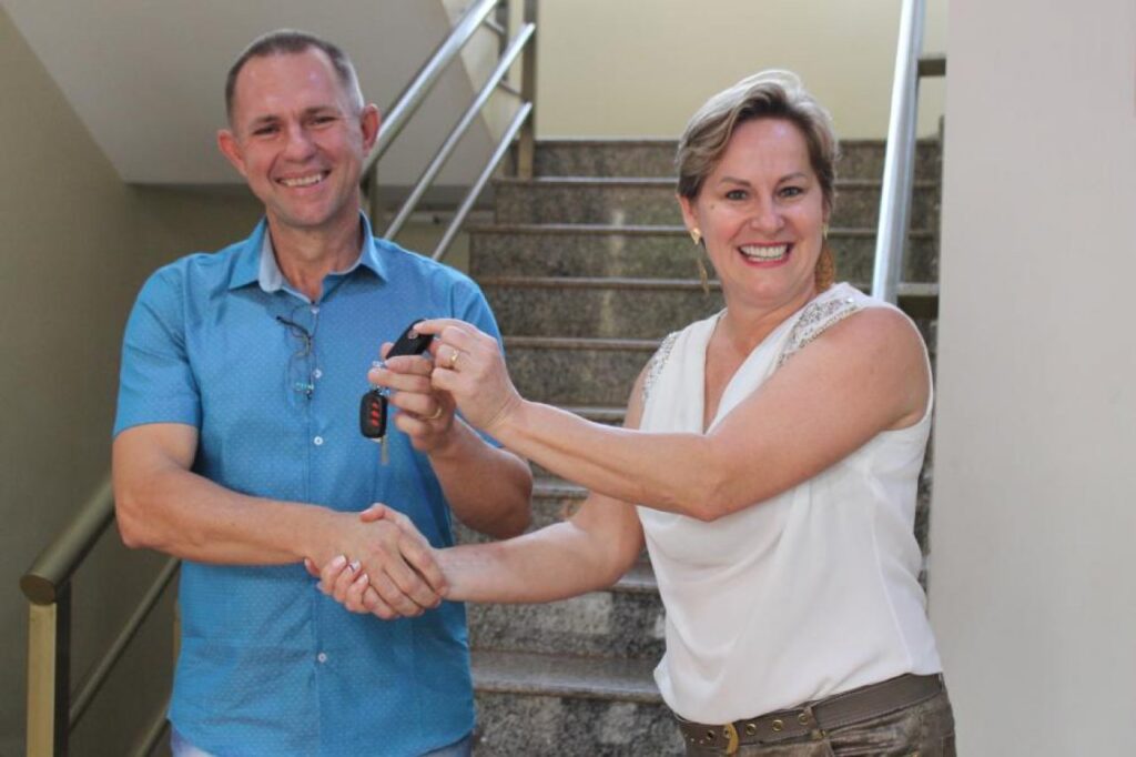 || Edson Schug (e), vice-prefeito, assumindo interinamente  a Prefeitura Municipal de Mercedes com o repasse das chaves pela prefeita Cleci Loffi, em setembro de 2017.
Imagem: Acervo Município de Mercedes - FOTO 9 -