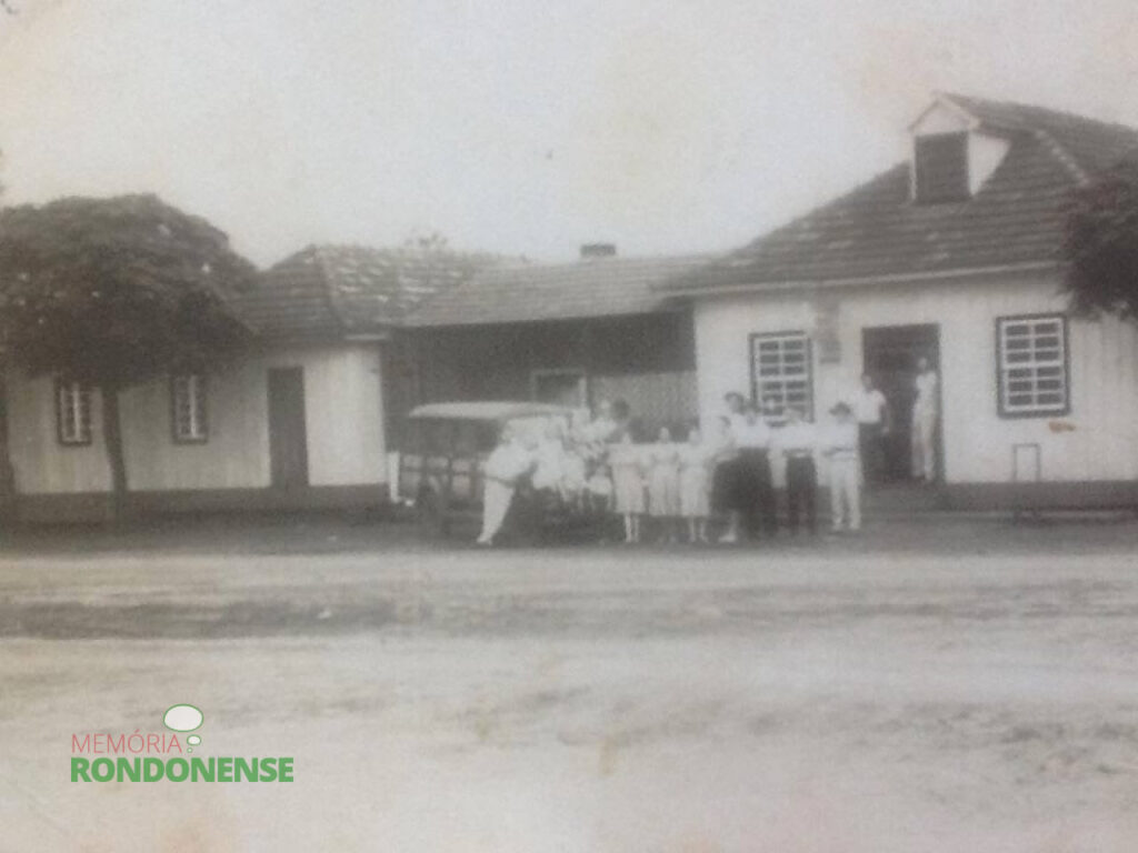 Os irmãos Batschke, Ethan, Egon e Zeferino (os últimos já falecidos) e respectivas famílias, em frente a panificadora de sua propriedade, a Avenida Rio Grande do Sul, esquina com a Rua Sete de Setembro. 
A panificadora pertenceu antes a Família Langer. 
Imagem: Acervo Harri Walter Batschke