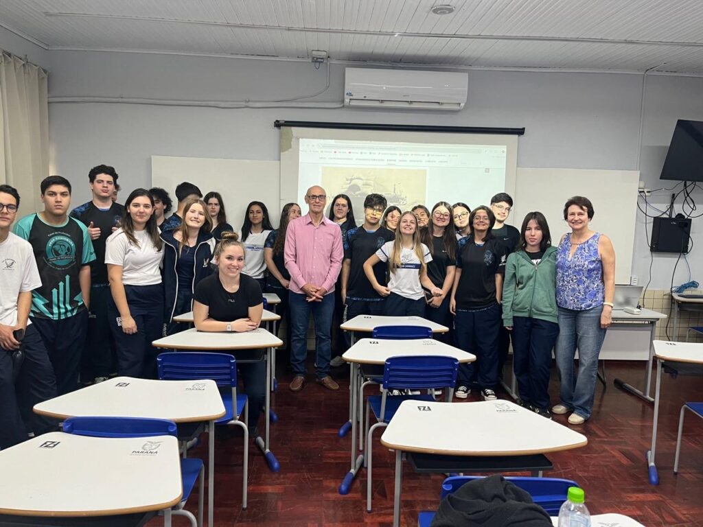 || Historiador Harto Viteck com os alunos participantes da palestras com a professora Judite Veranisa Schmitt (d). 
Imagem: Acervo e crédito da professora mencionada - FOTO 31 -