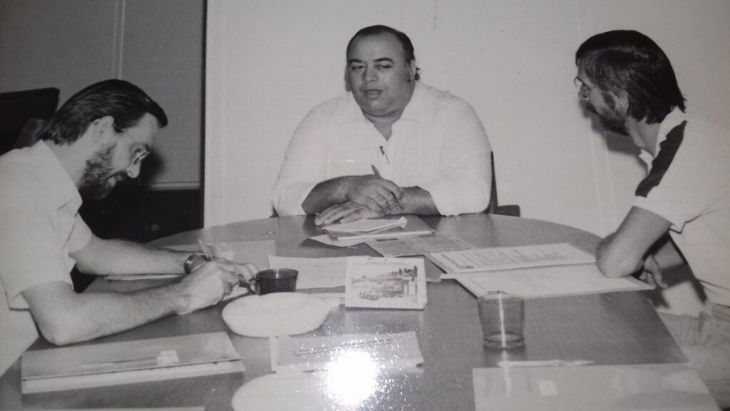 || Roberto Alzáibar, presidente da  CCO da Festa do município de Marechal Cândido Rondon de 1986, tendo ao lado Rui Pires (e) e Victor Hugo Borgmann.
Imagem: Acervo Projeto Memória Rondonense - FOTO 38 -