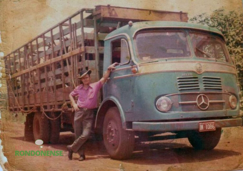 O pioneiro Alberto Livi e seu caminhão-boiadeiro transportando gado bovino para a Catei, na década de 1970
Imagem: Acervo Alberto e Norma Livi
