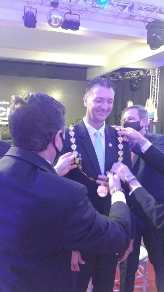 || Rondonense Gilson Metz recebendo o colar de presidente do Senado JCI Brasil do ex-presidentes nacionais do  clube Gilberto Luiz Cherubin e Gilson Zimmermann.
Imagem: Acervo pessoal - FOTO 15 -