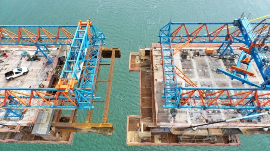 || Último vão aberto, de 5,78 m do vão livre de 470 m da Ponte da Integração, fechado em agosto de 2022, quando foi instalada a última aduela.
Imagem: Acervo GDia  - FOTO 22 -