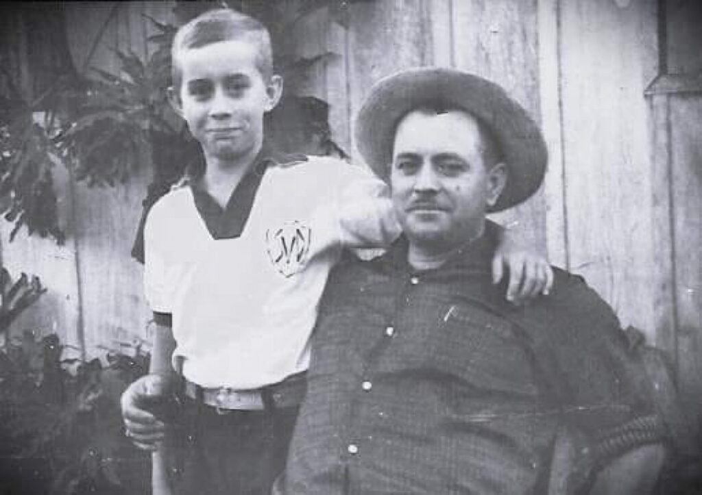 || Autor Tarcísio H. Vanderlinde com seu pai, professor Salvino Vanderlinde, em 1965.
Imagem: Acervo da Família - FOTO 18 -
* Fotografia compartilhada com o texto compartilhado na página do autor no Facebook. - FOTO 19 -