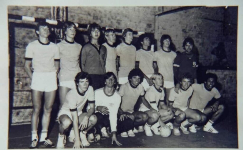 || Seleção rondonense de handebol antes do amistoso com o selecionado de Blumenau, em setembro de 1979. 
De pé(esq - dir) -Elói Dreher, Edson Wasem, Schuá, Japa, Paulão, Dorivaldo Teixeira, Salim Hamedt e  treinador Paulo Peres Peres.  Agachados (esq -dir) -Serginho (Sérgio Drehmer), Nelson, Zé Luiz, Betinho (Gilberto Gressler, Lair José Bersch e Zezão José Maria do Nascimento).
Imagem: Acervo  Lair José Bersch -FOTO 3 -