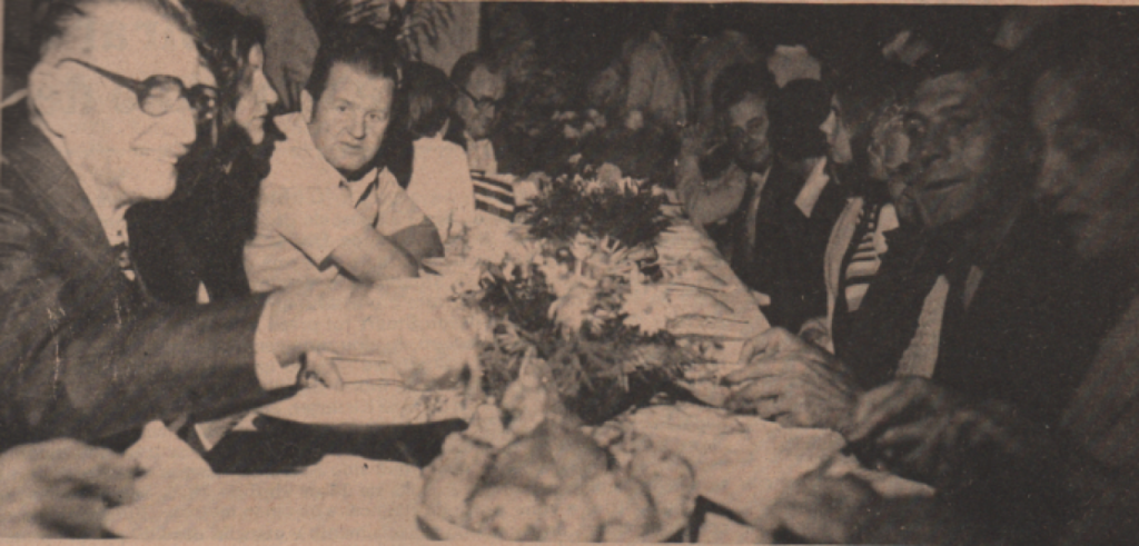 || Aspecto do almoço à base de costelão assado servido para autoridades e convidados na comemoração do 18º aniversário de Marechal Cândido Rondon, em julho de 1978.
 À esquerda: pioneiro rondonense Bertoldo Guthof, sua filha Doris e genro Harry Feiden. À direita: os pioneiros rondonense Bruno Altmann e Armindo Ruppenthal.
Imagem: Acervo Projeto Memória Rondonense - FOTO 29 -