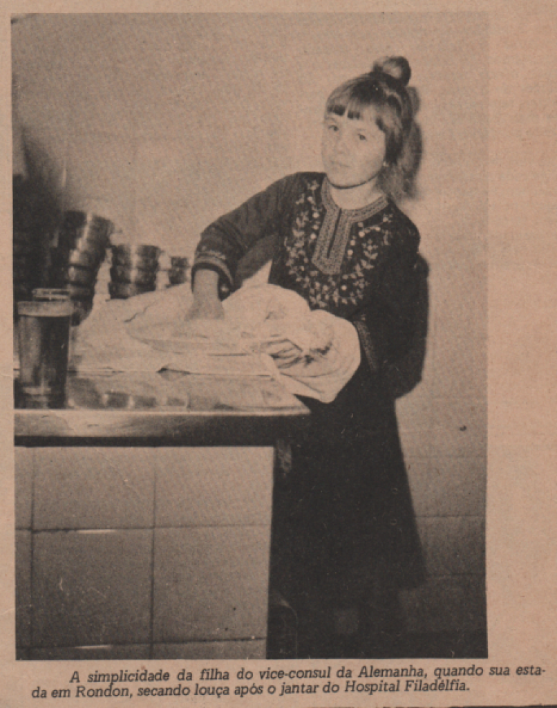 || Recorte do periódico "Rondon Hoje" mostrando  a filha do vice-cônsul alemão, enxugando louça, em Marechal Cândido Rondon, em julho de 1978. 
Imagem: Acervo Projeto Memória Rondonense/Família Ariovaldo Luiz Bier - FOTO 33 -