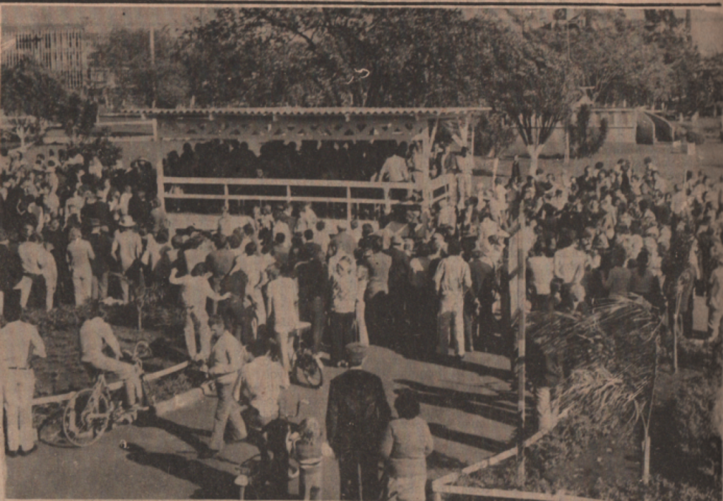 || Palanque oficial na Praça Willy Barth, à calçada da Avenida Maripá, na comemoração do 18º aniversário de Marechal Cândido Rondon, em julho de 1978.
Imagem: Acervo Projeto Memória Rondonense/Família Ariovaldo Luiz Bier - FOTO 28 -