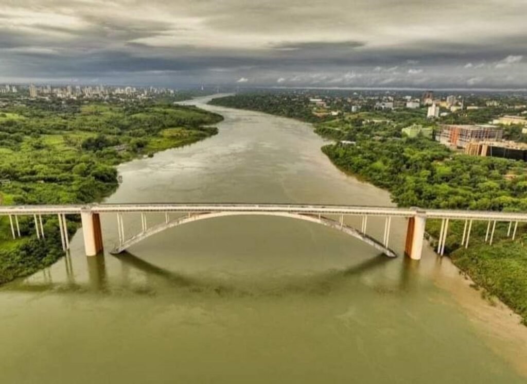 || Cheia do Rio Paraná junto à Ponte da Amizade em Foz do Iguaçu, em 30 de outubro de 2023.
Imagem: Paraguay en Destaque - FOTO 29 -