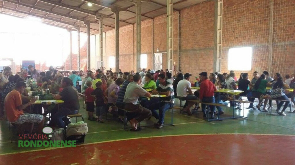 Participantes das festividades ao "Dia da Família", na sede da Associação dos Moradores de Novo Três Passos. 
Imagem: Acervo PM-MCR
