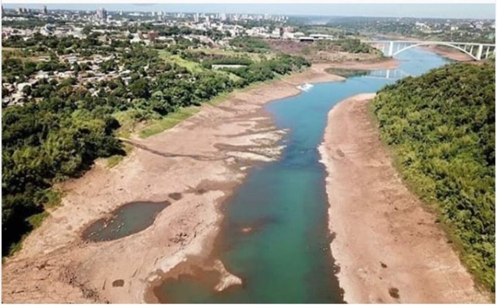 || Vista do baixo nível de Água do Rio Paraná desde a jusante do Rio Iguaçu.
Imagem: Acervo Ruver - FOTO 26 -