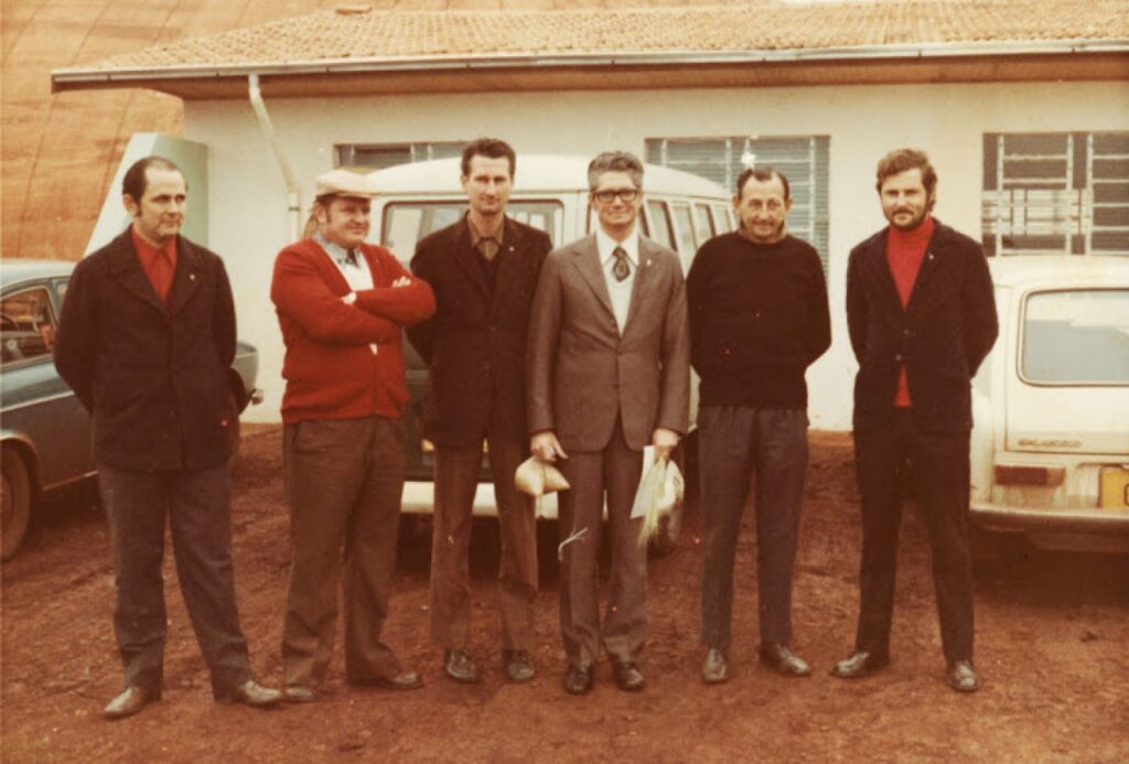 || Rotarianos rondonenses recepciando o governador do Clube, em agosto de 1972.
Da esquerda à direita: Nori Pooter, Harry feiden, Gernot Reuter,  Ilton Dacio Trevisan (governador), Arlindo Alberto Lamb e Ilmar Priesnitz. 
Imagem: Acervo Memória Rondonense - FOTO 11 -