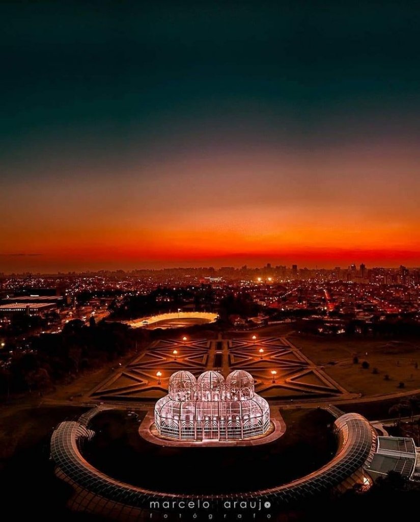 || Anoitecer na Capital Paranaense,  em imagem captada a partir do Jardim Botânico, em 04 de setembro de 2020. 
Imagem: Acervo Maria Rosa Brasil/Facebook - Crédito: Marcelo Araújo (Curitiba). 
- FOTO 20 -