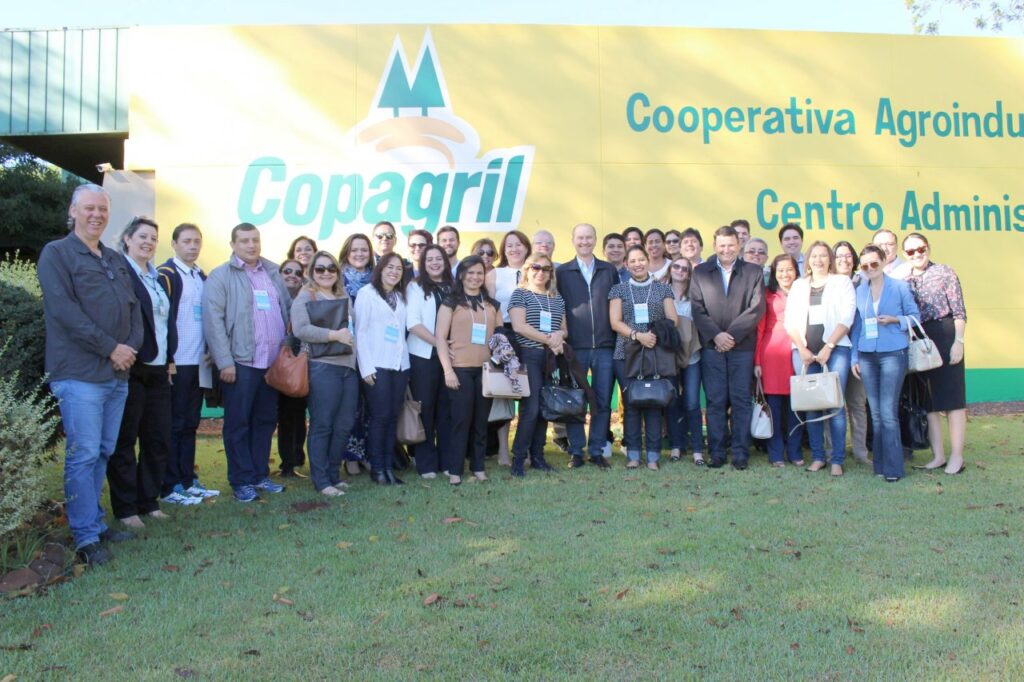 || Comitiva da integrantes de cooperativas do Ceará recepcionada pelo diretor-presidente da Copagril, Ricardo Silvio Chapla, ao centro, e pelo diretor-secretário, Márcio Buss, à direita,  de mãos cruzadas. 
Imagem: Acervo Imprensa Copagril
Crédito: Carina Ribeiro - FOTO  24 -