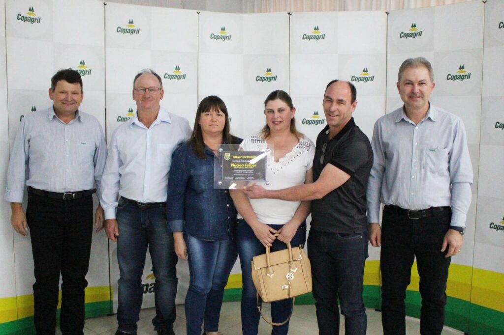 || Representante do Núcleo Fülber recebendo a premiação de 1º colocado na categoria "Maior média de produção de ovos férteis". 
Imagem: Acervo Comunicação Copagril - Crédito: Carina Ribeiro - FOTO 29 -