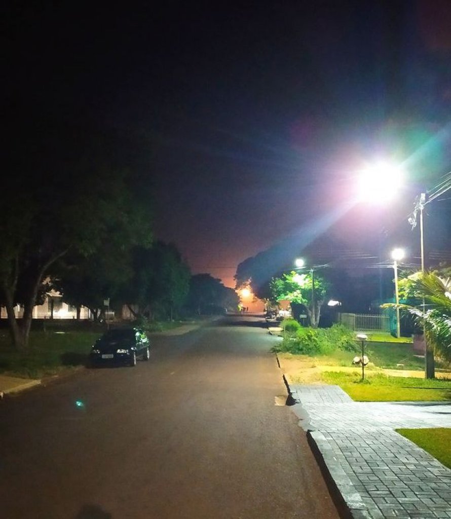 || Vista panorâmica da lua nascendo no começo ou final da rua, em Marechal Cândido Rondon,  em agosto de 2020 nos remete ao trecho póetico de Mia Couto*:

?"Não é da luz que carecemos. Milenarmente a grande estrela iluminou a terra e, afinal, nós pouco aprendemos a ver. O mundo necessita ser visto sob outra luz: a luz do luar, essa claridade que cai com respeito e delicadeza. Só o luar revela o lado feminino dos seres. Só a lua revela intimidade da nossa morada terrestre.
Necessitamos não do nascer do Sol. Carecemos do nascer da Terra, " no Epígrafe do livro “Contos do nascer da terra”. 

*Pseudônimo de António Emílio Leite Couto, escritor e biólogo moçambicano.   Imagem e crédito de Cleci Dal Bello ( filha do casal pioneiro rondonense Germano Hardke, pioneiro da ambientalmente correta no município de Marechal Cândido Rondon - FOTO 17 -