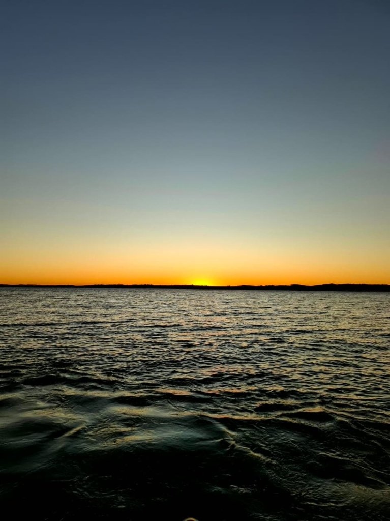 || Pôr do sol junto ao Lago da Itapu Binacional, no distrito rondonense de Porto Mendes, em 19 de outubro de 2025.
Imagem: Acervo e crédito de Guilherme Favarin Hollmann - FOTO 17 -